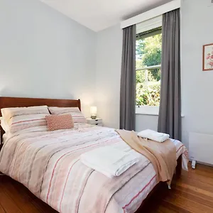 Holiday home Warwick St Retreat! 3 Bedroom House With Parking, Hobart